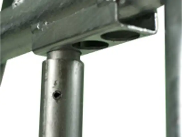 Fjederbelastet halsrør til malkekøer